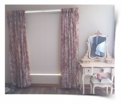 This Roller Blind Alabaster is closed. Notice how the color perfectly blends in with the walls.